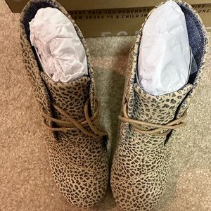 NIB TOMS DESERT CHEETAH SUEDE WEDGE SIZE 6